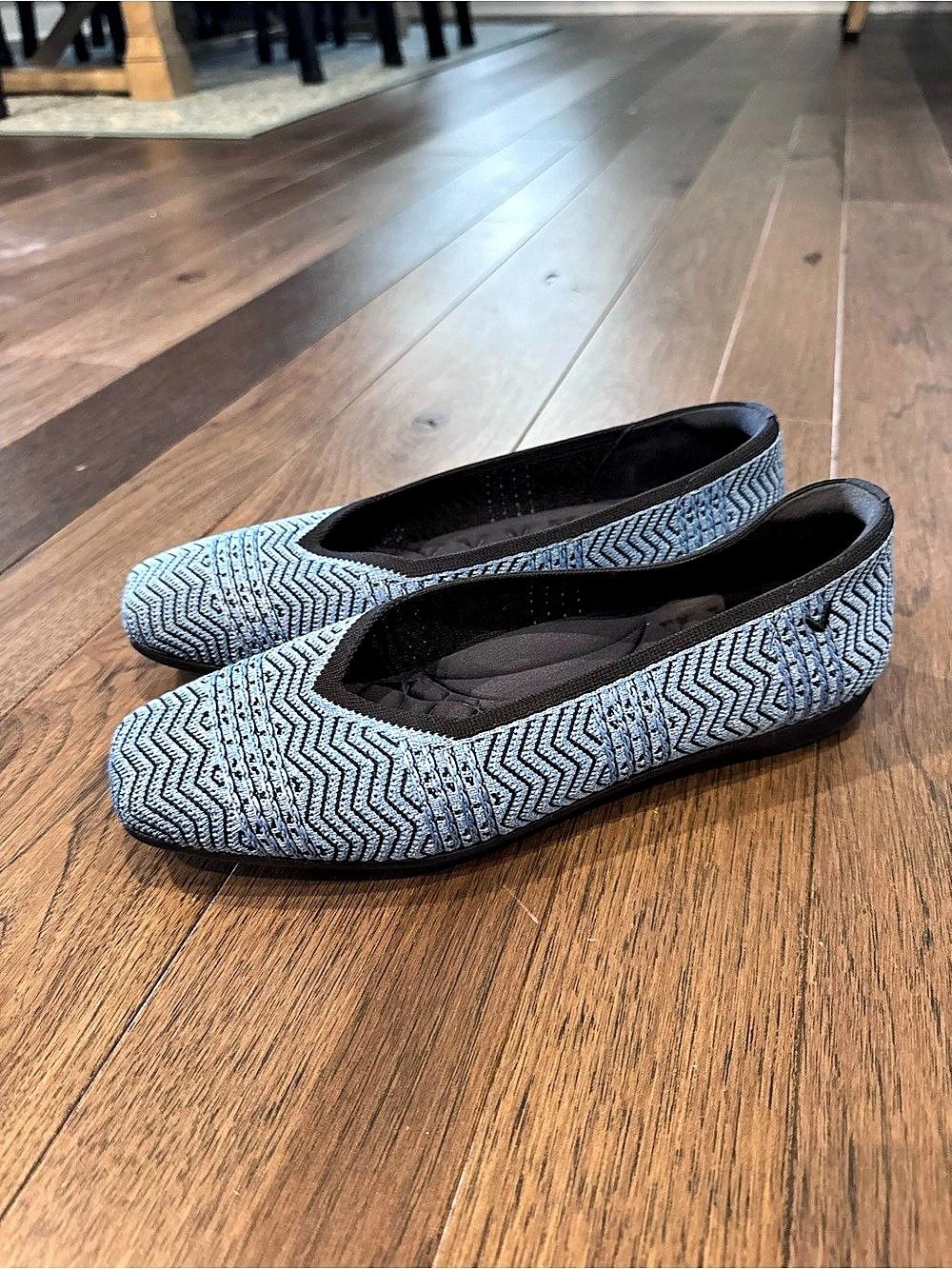 Vivaia Square-Toe V-Cut Flats (Margot 2.0)